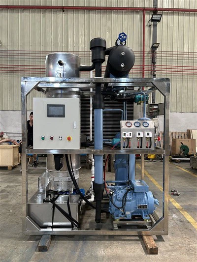 یخ سازنده لوله آب خنک شده